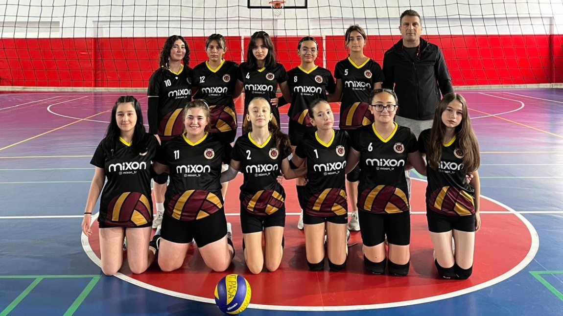 Kız Voleybol ve Küçük Erkek Futbol Takımı Yeni Formalarımız